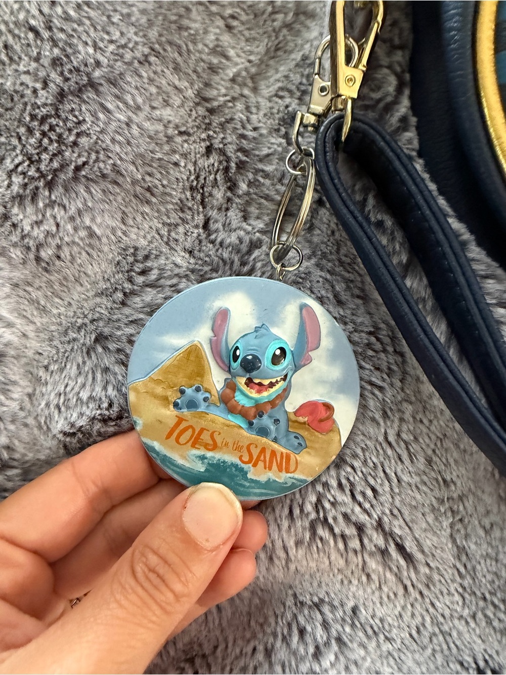 Disney cruise line Minnie Mouse Navy Striped Crossbody Bag with Stitch Keychain - Picture 2 of 4